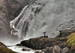 Uno degli spettacoli alla cascata kjosfossen