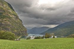 Aurlandsfjord il fiordo vicino a Flam e alla ...