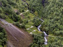 I tornanti della strada che sale al Myrdalsberget ...