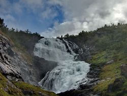 Il drammatico scenario della cascata Kjofossen ...