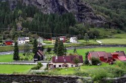 La piccola chiesa in legno di Flam, costruzione ...