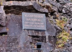 La targa alle cascate Kjosfossen che si gettano ...