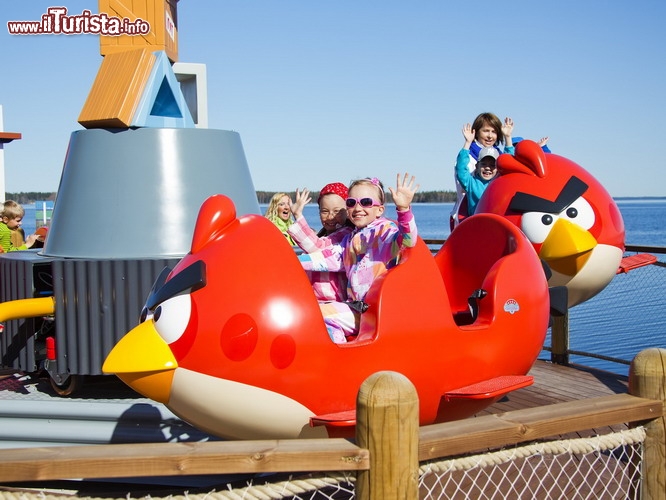 Parco a tema Angry Birds Land, Sarkanniemi Adventure Park, Finlandia - Anche il famoso personaggio della Rovio ha i suoi parchi a tema, ed il primo realizzato (esclusa una copia abusiva in Cina) è stato quello di Tampere, nel sud della Finlandia Occidentale, ricavato all'interno dell'esistente Parco Sarkanniemi, che prima dell'arrivo del cinico uccello degli smarphone era famoso per ospitare il delfinario più settentrionale del mondo. Oltre a qualche giostra divertente soprattutto per le famiglie con bambini piccoli, il parco possiede un fornitissimo negozio dove troverete tutto il merchandising possibile sui personaggi del gioco, compresi i famosi maialini verdi, oggetto delle angherie da parte degli uccelli rossi! Trovate ulteriori informazioni sul Sito Ufficiale del Parco.