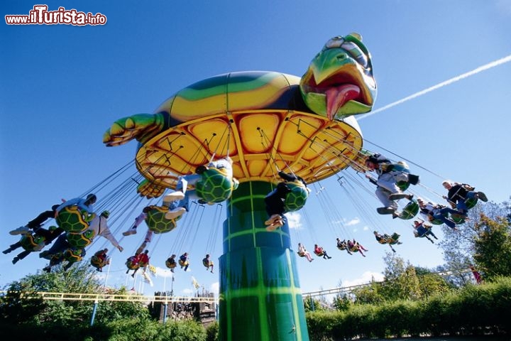 BonBon-Land, Holme-Olstrup, Danimarca. Coccola i golosi già dal nome, ma non illudetevi: nel parco più bizzarro della Danimarca, situato a Holme-Olstrup, non ci sono soltanto dolciumi. Certo, appartiene all’azienda produttrice di caramelle più importante del paese, ma i creatori di Bon Bon-Land hanno aggiunto qualche trovata ironica e provocatoria, tutt’altro che zuccherosa. I bambini possono fabbricare caramelle e lecca-lecca con le loro mani, e tutti possono gustare praline di ogni gusto, ma anche farsi una risata di fronte alle buffe sculture del parco: ammirate la tartaruga stitica, il cane che fa la cacca, e tutti gli altri personaggi dissacranti disseminati qua e là tra le giostre. Le attrazioni sono una settantina: sono spassose e coinvolgenti  e vi impediranno di magiare caramelle tutto il tempo, ma per sicurezza è consigliabile portare con voi uno spazzolino da denti.
Per maggiori informazioni  visitate www.bonbonland.dk , in lingua danese e inglese.