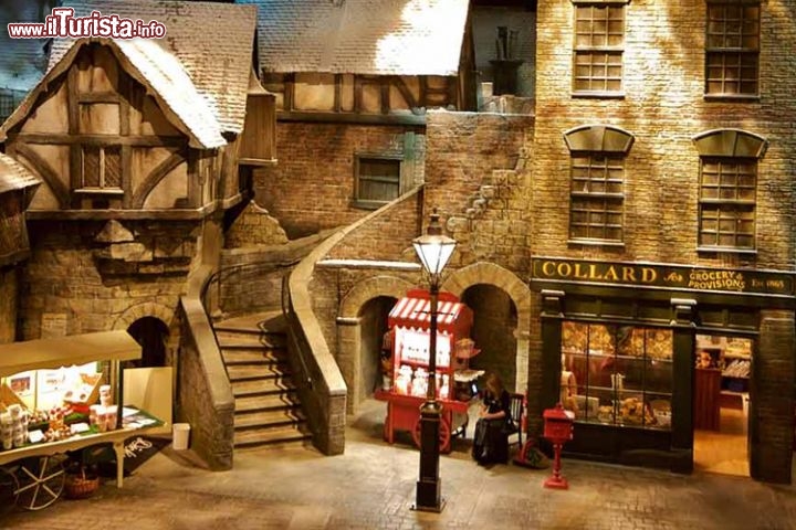 Dickens World, Chatham, Inghilterra. La faccia più lugubre, nebbiosa, ma anche pittoresca di Londra potete vederla a Dickens World, il parco dedicato alle atmosfere dell’Ottocento vissute dallo scrittore. Situato a Chatham, nella contea inglese del Kent, ricorda un cartone animato della Disney ma più spettrale, con quell’aria decadente, le case a graticcio, i tetti a punta e i comignoli fumanti. Certo gli amanti dei libri, e di Charlese Dickens in particolare, lo troveranno pieno di poesia e di mistero, intriso di quell’aura divina che solo le tane degli scrittori possiedono. In realtà è un incrocio tra tanti mondi: un po’ parco dei divertimenti, un po’ museo e un po’ Las Vegas, con qualche ratto che corre qua e là e alcune ambientazioni suggestive, come la Scuola Vittoriana e la Casa Infestata di  Ebenezer Scrooge. Da provare la Great Expectations Boat Ride, la gita in barca che si snoda tra i canali londinesi.
Per maggiori informazioni visitate www.dickensworld.co.uk.