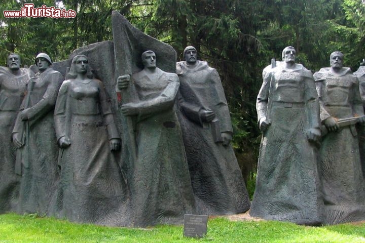 Grūto Parkas, Druskininkai, Lituania. Soprannominato Stalin World, il Grūto Parkas è un parco dedicato alla politica sovietica. Allestito nel 2001 in un’area verde della Lituania meridionale, a Druskininkai, vicino al confine con la Bielorussia, presenta ai visitatori le personalità comuniste che hanno segnato la storia del paese. La macabra Terror Sphere è “arredata” con finte torri di avvistamento e trincee, e popolata dai leader del Partito Comunista: le statue, impettite lungo i viali, interagiscono col pubblico mediante oggetti, documenti e registrazioni.
Il Grūto Parkas comprende uno zoo di animali domestici molto amato dai bambini, un negozio in cui acquistare una bambolina di Lenin e altri gadget pazzeschi, e il Grūtas Park Café, che serve piatti tipici come il gustoso Sprats Po Russki, a base di pesce affumicato, cipolle e vodka.
Per un attimo si era pensato di offrire una visita a bordo di un treno simile a quelli per i gulag… ma fortunatamente, qualche volta, il buon gusto ha la meglio sulle trovate commerciali.
Per maggiori informazioni: www.grutoparkas.lt, in inglese, lituano, russo e polacco.