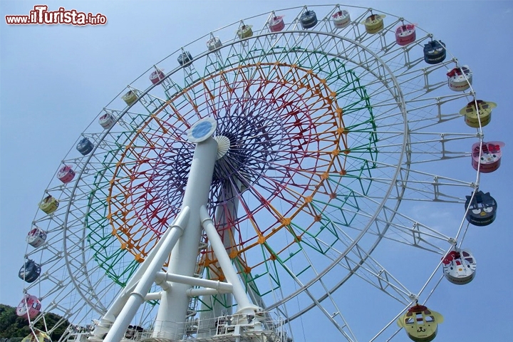 Harmonyland il parco di Hello Kitty, Giappone - Si tratta del parco di tutti i personaggi della compagnia giapponese Sanrio, che è famosa per avere creato il celebre gattino di Hello kitty e i personaggi di My Melody, oltre che per i coniglietti Sugar Bannies. Il parco si trova sull'isola di Kyushu, nel sud del Giappone, nella prefettura di Oita. Da non perdere il Castello di Kitty, Hello Kitty Black Wonder, e la grande ruota panoramica, con le varie cabine che riproducono ciascuna uno dei personaggi della Sanrio. La ruota si leva di 60 metri sul parco e offre un bel panorama. Il parco è adatto specialmente alle famiglie con bambini piccoli, ed, ovviamente, a tutti quelli che  non possono vivere senza Hello Kitty!

Cortesia foto: blogger wwf