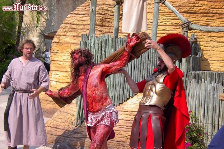 Holy Land Experience , Orlando, Florida. La religione dà spettacolo anche a Orlando, in Florida, dove il parco tematico più originale è dedicato nientemeno che a Gesù Cristo. Ironico? Blasfemo? Nella volontà degli ideatori dovrebbe essere tutt’altro: l’Holy Land Experience, una trovata da 20 milioni di dollari, riproduce la Gerusalemme di millenni fa, tra il 1450 a.C. e il 66 d.C., con ambientazioni e personaggi delle Sacre Scritture. Nessun roller coaster mozzafiato né altre diavolerie su rotaie, ma uno scenario realistico che dovrebbe compiacere i fedeli, con tanto di Arca di Noè e sepolcro di Gesù. Insomma, passeggiando per le strade del villaggio giudaico e tra le bancarelle del mercato scoprirete com’era l’Israele del I secolo.
Per una pausa ristoratrice fate tappa all’Oasis Palms Cafe: c’è chi dice che l’acqua si trasformi in vino…
Maggiori informazioni alla pagina www.holylandexperience.com.