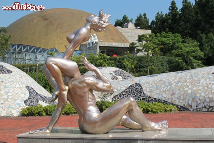 Love Land, Jeju Island, Corea. Pare che una visita a Love Land, per le giovani coppie di sposi, sia di buon auspicio. In effetti il messaggio di questo parco coreano, situato sull’Isola di Jeju, è piuttosto esplicito: le statue rappresentano corpi intrecciati secondo le più estreme prescrizioni del kamasutra, gigantesche fanciulle in pose ammiccanti e, dulcis in fundo, il pene più grande del mondo. Le espressioni di chi visita il parco sono divertenti, forse più del parco stesso: c’è chi è stupito, chi è perplesso e chi si lascia scappare una risata, in una sdrammatizzazione collettiva della pornografia che attrae visitatori di ogni genere, persino famiglie con bambini. Certo, dopo la sorpresa iniziale non c’è poi molto da fare: è uno di quei luoghi da vedere per curiosità, in cui non vale la pena di tornare una seconda volta. Per ricordarlo, in seguito, vi basteranno le fotografie: nessuna statua si lamenterà per essere stata ritratta nuda, o disturbata in un momento di intimità.
Per maggiori informazioni visitate il sito www.jejuloveland.com.