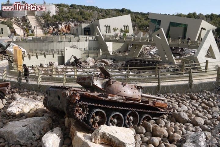 Parco a tema Hezbollah, Libano - Questo è davvero un parco a tema particolare, sorto appena da due anni nei pressi del villaggio di Mleeta, nel sud del Libano: si tratta di un parco-museo "dedicato" ad Hezbollah (Partito politico sciita del Libano fondato nel giugno 1982, dotato di un'ala militare), che hanno voluto celebrare i 10 anni di ritiro da parte delle truppe israeliane dal sud del Libano. L'ala militare di Hezbollah, considerata da alcuni stati occidentali come una organizzazione terroristica, sostiene che questo si tratti in realtà di un parco nato per celebrare la resistenza del popolo libanese nei confronti dell'invasione Israeliana. Comunque la pensiate, in base al vostro credo politico, il parco risulta comunque interessante dal punto di vista storico: oltre a vari cimeli bellici, relativi all'ultimo conflitto scaturito dall'invasione di Israele delle provincie del Libano meridionale, tra cui spicca una fossa piena di elmetti, bossoli e mezzi blindati israeliani, i visitatori possono vedere alcune gallerie e trincee, utilizzate per gli spostamenti, e dove i soldati vivevano per settimane intere, come testimoniano vari suppellettili come anche arnesi da cucina. I bambini hanno pane per i loro denti, e possono giocare a fingere di puntare cannoni antiaerei muovendoli verso l'alto e facendoli ruotare, oppure si arrampicano sui mezzi corazzati da trasporto truppa rovesciati. Inoltre il parco dispone di un bel giardino “decorato” con cannoni e missili. Hezbollah ha in programma di espandere i servizi del parco in un'ottica più turistica, inserendo piscine, centri benessere, campi da gioco, alberghi e campeggi in modo che la gente possa venire qui a trascorrere le proprie vacanze. Ci sono anche piani per una funivia che colleghi il parco e la città di Mleeta con la vicina città di Sojod.