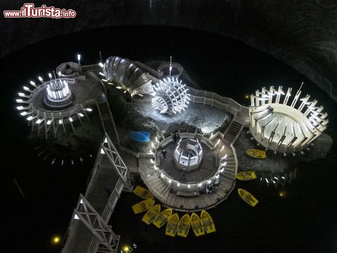 Parco Giochi sotteraneo a Salina Turda, in Romania - Un parco giochi molto particolare quello ricavato all'interno della Salina Turda in Romania! Si tratta di una antichissima miniera di sale, vicino a Cluj Napoca, citata in alcuni documenti del medioevo, che dimostrano come la miniera fosse attiva già nel 1217. Per raggiungere questo particolare parco a tema si devono scendere ben 172 gradini, che vi conducono a 120 metri di profondità nelle viscere della terra. Non vi preoccupate però, per risalire potete utilizzare l'ascensore installato per consentire a tutti di usufruire degli ambienti sotterranei. Oltre al sale qui si estraevano anche ambra, oro ed argento, ma nel 1932 le attività estrattive cessarono definitivamente. Ora il parco ospita una ruota panoramica, un campo da mini-golf , un anfiteatro, una pista da bowling , un campo da calcetto ed altre attrazioni minori. C'è anche un lago sotterraneo per compiere delle romantiche gite in barca. Ricordatevi però di portare con voi degli indumennti pesanti: qui per tutto l'anno, anche in estate la temperatura si mantiene sui 10 °C. Però grazie all'elevato contenuto di sale sia nelle pareti della miniera che nell'aria , il tunnel è ipoallergenico e privo di batteri ! Cortesia foto: www.geekinsider.com 