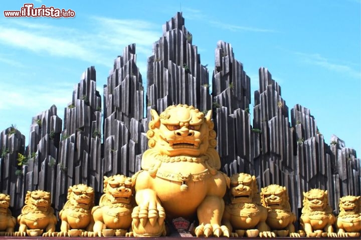 Suoi Tien Park, Ho Chi Minh, Vietnam è il primo parco. Se anche voi associate la parola “Buddhismo” alla pratica meditativa e alla rinuncia delle cose terrene, sarete sconvolti dalla vivacità contagiosa di Suoi Tien Park, il parco di Ho Chi Minh (Saigon), in Vietnam, dedicato a una delle religioni più antiche e diffuse al mondo. Qui il buddhismo incontra lo stile disneyano dei lunapark europei o statunitensi, con personaggi simpatici, scenari coloratissimi e attrazioni mirabolanti, fatte per stupire e non certo per accompagnare al nirvana. Fondato nel 1995, il parco Suoi Tien ha conosciuto un successo crescente e negli anni si è ampliato, includendo giostre e scenografie sempre più estreme. Dalla faccia gigante di un imperatore scrosciano cascate imponenti e giochi d’acqua, leggendarie fenici solcano il cielo e vari Buddha dall’espressione estatica popolano l’Heaven Palace, eccentrica riproduzione del paradiso. Ma non mancano gli scenari infernali, in cui vengono inflitte pene terribili: se siete abbastanza coraggiosi visitate la grotta dei pipistrelli e viaggiate sospesi in aria sopra il recinto dei coccodrilli. Se non altro vi aiuterà a capire che, per certi versi, la vita terrena può essere meglio dell’aldilà!
Per informazioni visitate il sito www.suoitien.com, in inglese e vietnamita.