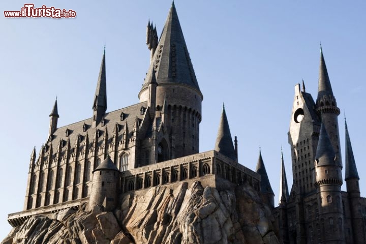 The Wizarding World of Harry Potter, Orlando, Florida. Non è un vero e proprio parco, ma una delle sezioni tematiche dell’Island to Adventure di Orlando, in Florida (USA). Il Wizarding World of Harry Potter, inaugurato nel giugno del 2010, è dedicato al mago più famoso degli ultimi tempi, protagonista della saga firmata J.K. Rowling. Il divertimento dei luna park tradizionali incontra le più moderne tecnologie, e il risultato è davvero coinvolgente: potrete visitare il Castello di Hogwarts, partecipare a una partita a Quidditch, evitare l’agguato dei draghi e fare la conoscenza del Platano Picchiatore.
Per maggiori informazioni visitate il sito www. www.universalorlando.com/harrypotter. 
