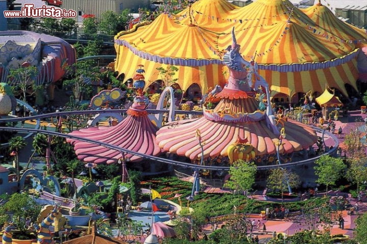 World Joyland a Changzhou, Cina, nella provincia di Jiangsu. Gli ideatori hanno sborsato 30 milioni di dollari per mettere in piedi questo mondo fantastico, dedicato ai giochi di ruolo della Blizzard Entertainment più in voga del momento, World of Warcraft e Starcraft. Oltre 600mila metri quadri di ambientazione fantasy, con scenari fiabeschi, personaggi leggendari, ma anche roller coaster mozzafiato come nei più tradizionali lunapark. World Joyland è diviso in cinque aree diverse, ciascuna col proprio stile, a cui si aggiungono il lago centrale, il Joyland Animation Exposition Center e il grande cinema 3D.
Il sito ufficiale è joyland.ccjoy.com.