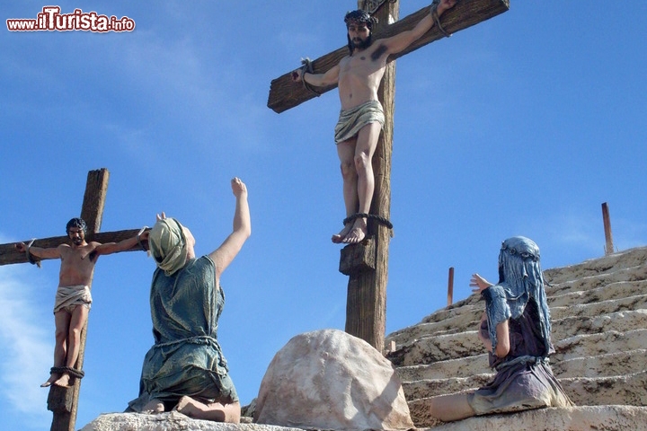 Tierra Santa il parco a tema religioso di Buenos Aires, Argentina - Tierra Santa è un altro parco di divertimenti a tema la vita di Gesù, ma a differenza di altri parchi simili, come ad esempio Holy Land di cui abbiamo giùà parlato, a Tierra Santa ci si potrebbe effettivamente divertire. Certo anche qui a Buenos Aires si crocifiggono ancora dei finti Gesù, ma con un certo stile, meno cruento e con innovazioni tecnologiche affidate a laser e robot che spargono si sangue sul palcoscenico, ma nmeno plateale, e forse il trauma dei bambini piccoli è inferiore. L'evento principale qui è la resurrezione, quando un comicamente grande Gesù, guidato da una tecnologia animatronic, si alza da una collina, sostenuto da un fragoroso coro di Allelujah. Se avete in qualche, improbabile, modo mancato questo spettacolo, non dovete preoccuparvi: si ripeterà nuovamente dopo appena 30 minuti!
Per maggiori informazioni visitate il sito www.tierrasanta-bsas.com.ar