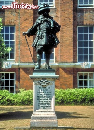 Immagine Statua di Guglielmo III all esterno kensington Palace a Londra