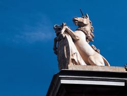 Statua di un unicorno sul tetto di Kensington Palace a Londra