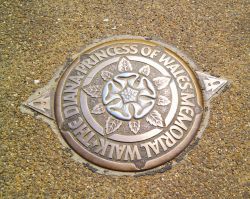 Particolare del Memoriale della Principessa Diana ai Kensington Gardens a Londra