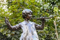 Un dettaglio della famosa statua di Peter Pan ...