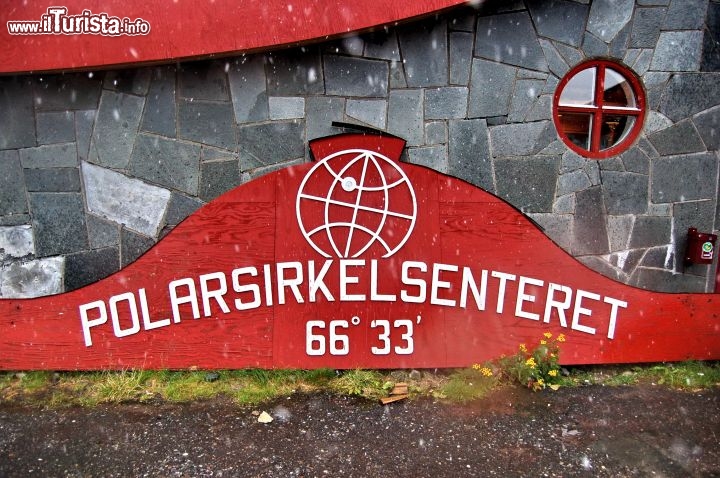 Polarsirkelsenteret il Circolo Polare Artico - La latitudine di 66° 33' è determinata dall'inclinazione dell'asse terrestre. Trovandosi il centro visitatori in un altopiano interno, le temperature qui risultano parecchio basse, ed anche in estate può nevicare. Il centro è comunque accogliente, e si può fare shopping oltre che ricevere informazioni sulle attrazioni della zona.