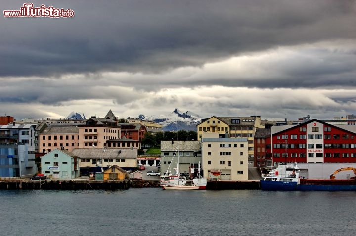 Bodo il porto di Partenza per le Lofoten - Una delle porte di ingresso per le isole Lofoten è la città di Bodø. Creata nel 1816 bodo oggi ospita circa 50.000 abitanti ed uno dei centri più importanti della pesca in Norvegia. Bodo è anche il limite settentrionale della rete ferroviaria norvegese