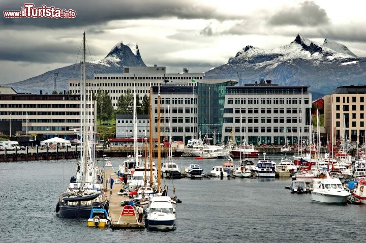 Il porto di Bodo, Norvegia - Bodo è cresciuta molto negli ultimi anni, ed in pratica ha assorbito le municipalità adiacenti un tempo separate, come quelle di Bodin, Tårnvika, Øygården e Skjerstad. Bodo offre anche spunti culturali interessanti, come i due musei del Salten e quello della Aviazione Norvegese, ed è sede di due festival estivi, il Parkenfestivalen e il  Nordland Musikfestuke.