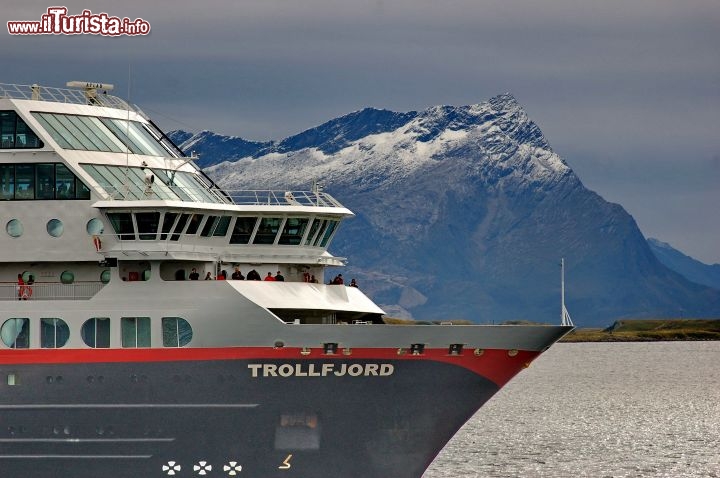 Partenza per le isole Lofoten Norvegia - Arrivare i ntraghetto alle Lofoten è il modo più romantico in assoluto. Il lungo tratto di mare che separa Bodo dalle isole consente di prepararsi psicologicamente all'arrivo alle Lofoten, vedendo crescere all'orizzonte il profilo aguzzo delle sue montagne.