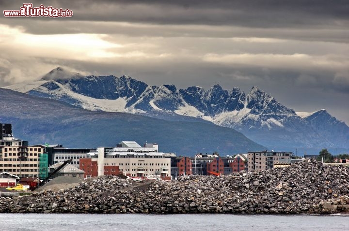 Periferia di Bodo vista dal mare di Norvegia - Il traghetto per  le Lofoten ha una durata di circa 4 ore e mezza, ma non c'è il tempo di annoiarsi. Bodo saluta i turisti con la sua cornice di montagne innevate, la neve cade a bassa quota anche in piena estate.