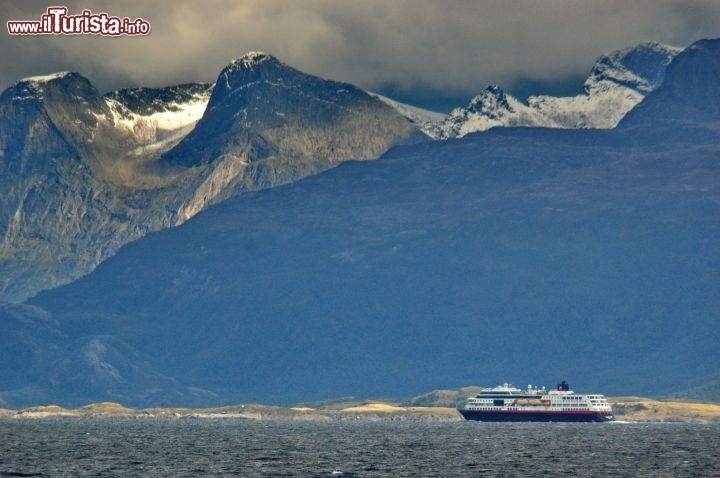  Le Alpi Norvegesi dal mare di Bodo - La cornice di montagne che circonda il Porto di Bodo rendono la navigazione di traghetti e crociere molto spettacolari, spesso il clima perturbato aggiunge fascino aggiuntivo, alla navigazione, mentre le insenature dei fiordi riescono spesso  a mantenere le acque calme, lungo costa.