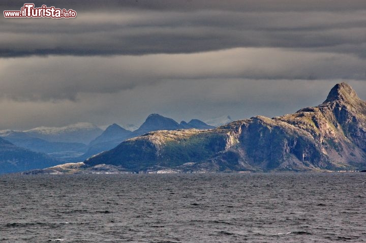 Verso le Isole Lofoten, Norvegia - Le Alpi Norvegesi si spingono fino alla linea di costa, regalando scenari mozzafiato. Le navi da crociera e i traghetti possono risalire i fiordi più profondi dope imponenti pareti di roccia si tuffano in mare