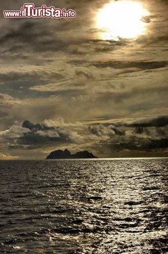 Isola di Varoy, Norvegia - Le isole Lofoten si protendono in direzione ovest sul Mare di Norvegia, e le isole più occidentali sono le più sperdute, come la selvaggia isola di Varoy, popolata più che altro da uccelli come le Pulcinelle di mare