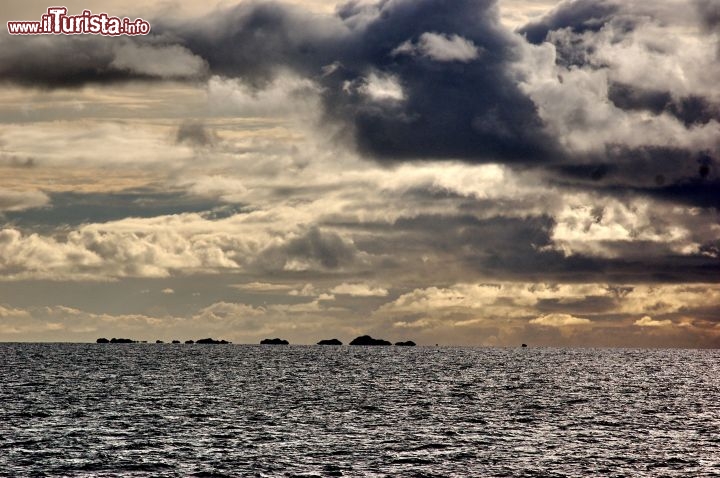 Le isole Rostoyan, ovest Lofoten - La porzione più occidentale delle isole Lofotone è costituita dalle piccole Isole Rostoyan, una collana di isolotti più o meno grandi, il maggiore dei quali è Røst che vanta poco più di 600 anime. Sono sferzate da i venti del mar di Norvegia, e abitate sopratutto da uccelli.