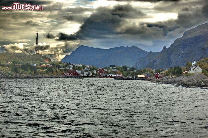 Arrivo a Moskenes con traghetto da Bodo - Il tempo di percorrenza del traghetto che collega Bødo con Moskenes e di circa 4,5 ore. Quando la nave si approssima alle lofoten, il paesaggio diventa spettacolare, con morfologie di tipo alpino che si presentano a poche centinaia di metri dalla linea della costa. Ci sono sentieri per salire in cima a queste montagne, e godere di scenari da favola.