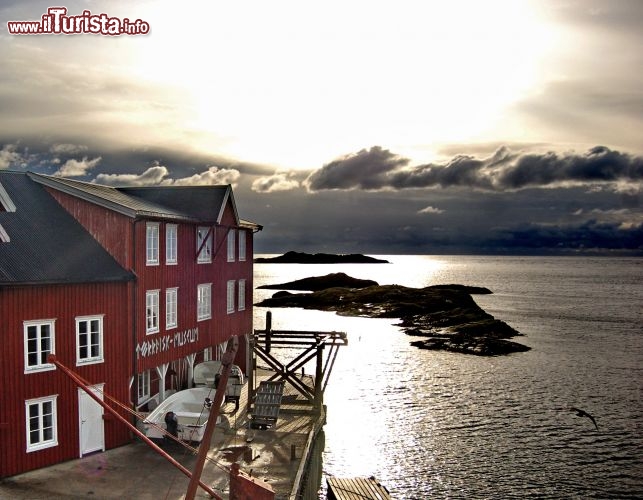 Il museo stoccafisso di A, Lofoten - La pesca del merzullo rappresenta da secoli un risorsa in Norvegia, e le tecniche per essiccare i pesci e renderli una gustosa pietanza che si conservasse a lungo, fu portata qua da un italiano. Un museo nel villaggio di A descrive le tecniche di produzione di questa importante risorsa.