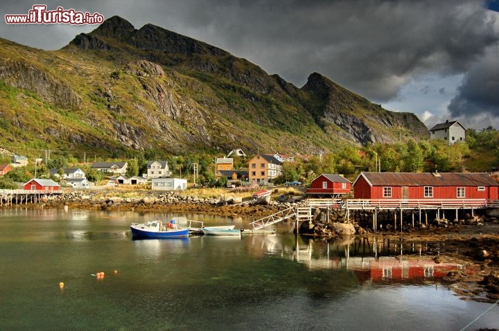 La baia di Moskenes alle Lofoten - I flussi di marea regolano i livelli del mare alle Lofoten. Nel caso di bassa marea, come in foto, le palafitte dei pescatori norvegesi rimangono scoperte. Oggi molte di queste costruzioni vengono affittate per allogiare i turisti.