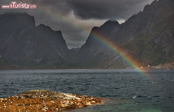 Arcobaleno nei pressi di Moskenes Lofoten - Grazie al clima piuttosto perturbato, più o meno lungo tutto il periodo dell'anno, e per il fatto che anche in estate il sole si eleva non più di 34° sull'orizzonte, qui gli arcobaleni si possono vedere ad ogni ora della giornata, diversamente dall'Italia dove in genere si ammirano nel tardo pomeriggio o nella prima mattinata, trovandosi il sole troppo in alto nelle altre ore della giornata.