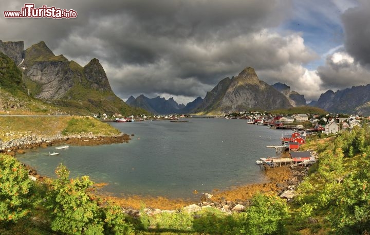 Baia di Reine Lofoten Norvegia - Questo piccolo golfo rappresenta un perfetto esempio di porto naturale, ideale dove trovare riparo durante le furisoe tempeste del mar di Norvegia. Tra le montagne sullo sfondo segnaliamo il magnifico Reinebringen, una delle vette più emblematiche delle Lofoten.