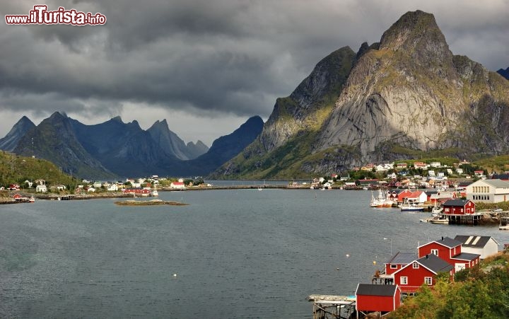 Il panorama spettacolare di Reine vicino Moskenes - Con i suoi 866 metri sul livello del mare, il monte Reinebringen, che si potrebbe tradurre come "portatore di pioggia" è una delle icone di Reine, e spesso, nelle fote in cui compare assieme al villaggio,  è stato utlizzato come un simbolo della stessa Norvegia.