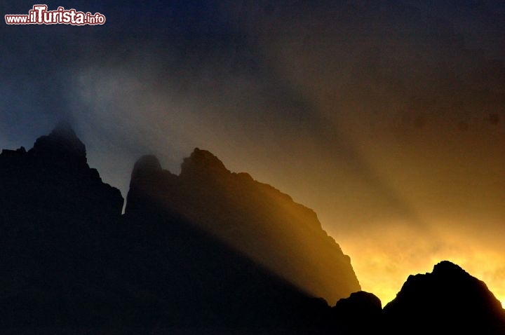 Le Montagne delle Lofoten intorno A al tramonto - Il villaggio di A possiede a nord delle case una possente schiera di montagne, con picchi aguzzi che si colorano al tramondo con un effetto davero scenografico.