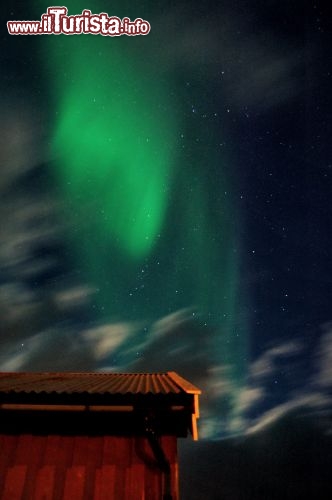 Lofoten si accende aurora boreale - Assieme alla zona di Tromso, le Lofoten sono il luogo migliore per vedere le luci del nord, lo spettacolo di colori causato dall'aurora berale, l'interazione tra plasma solare e parti alte dell'atmosfera terrestre. Questo perchè le aurore si formano intorno ai poli magnetici, e quello settentrionale si trova tra canada e Groenlandia, e quese isole sono il territorio più geometricamente vicino di tutta la Norvegia