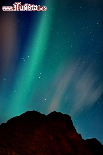 Aurora Boreale sul cielo di A, Lofoten - Le aurore si manifestano come luci colorate, in genere di colore verde, ma possono presentare tonalità rosse, violette, gialle, arancioni e bluastre. Possono apparire e danzare in cielo per ore, come anche manifestarsi per pochi secondi e minuti, e bisogna esser pronti a catturare il loro spettacolare ballo celeste. 