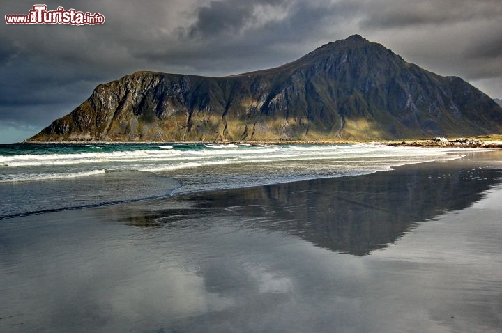 La splendida spiaggia selvaggia di Ramberg - La costa settentrionale delle Lofoten di fatto si apre agli spazzi dell'Oceano Atalntico settentrionale, e qui gli ambienti diventano ad nergia superiore, più spettacolari e imponenti. la spiaggia di Ramberg è veramente un luogo di grande fascino, al pari di certe spiagge selvagge della Nuova Zelanda.
