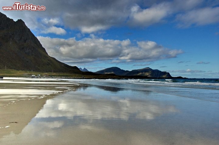 Lofoten riflessi sulla spiaggia di Ramberg - Durante la fase di bassa marea, il mare tende a ritirarsi di decine di metri: questo è il momento più spettacoalre per visitare una spiaggia oceanica, la battigia presnta ancora un livello di umidità che si trasforma in un enorme specchio, e consente splendide fotografie dell'arenile.