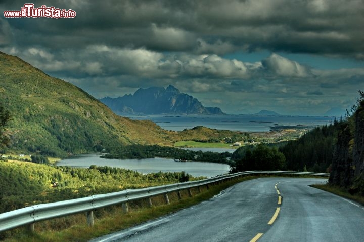 Una strada spettacolare alle Lofoten - Il noleggio di un auto è sicuramnte il modo più libero e migliore per muoversi nel grande nord della Norvegia. Le isole Lofoten si prestano molto bene agli spostamenti in auto, con strade ben tenute e scenari mozafiato che si succedono di curva in curva.