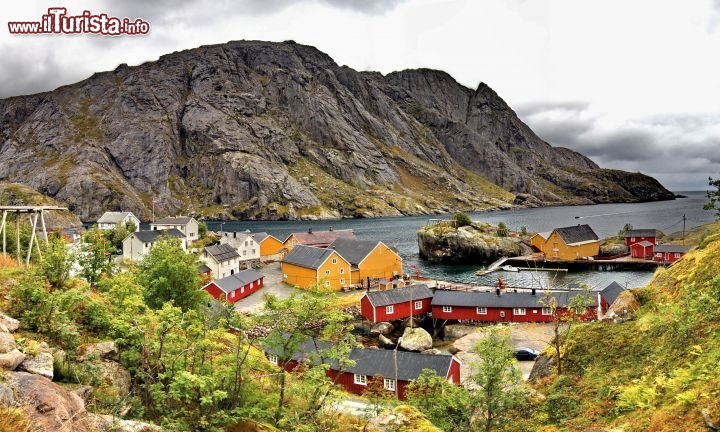 il villaggio di Nusfiord Lofoten - Laggiù dove la costa presenta delle rientranze, soono sorti dei porti di pescatori, dato cje qui iuscivano a trovare dalle rocce una sorta di protezione dagli agenti atmodferici. Da notare le casette in legno e i Rorbuer, le famose palafitte.