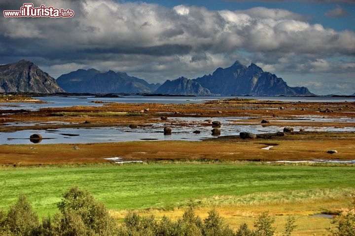 Isola di Vestvagoy Lofoten con bassa Marea. Durante la bassa marea le acque si ritirano dalla piana tidale e lasciano pozze d'acqua sparse lungo la costa. Gli scenari assumono colorazioni più intense e acquistano in profondità e spettacolarità