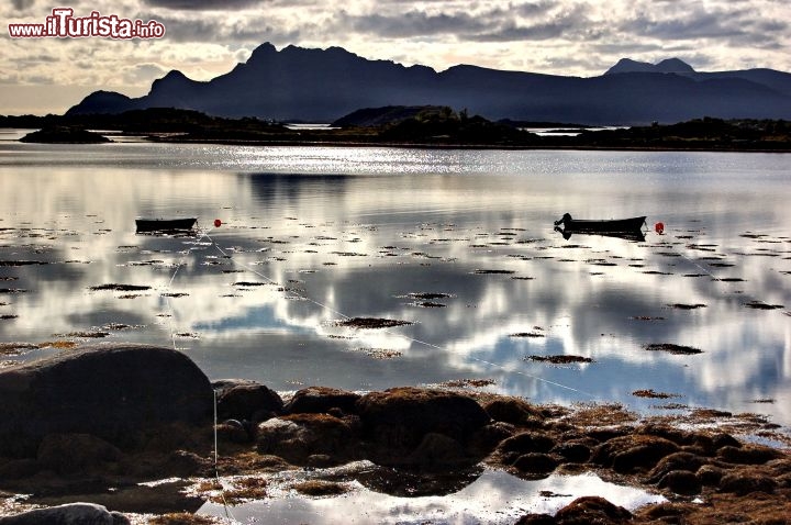 Riflessi sul mare isola Vestvagoy - Questa isola della Norvegia, una delle centrali del gruppo delle Lofoten, è una delle isole più belle dell'arcipelago, grazie alle sue montagne, le spiagge di sabbia fine e le spettacolari insenature.