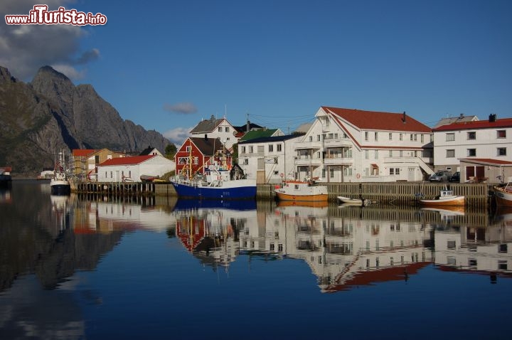 Rifessi a Henningsvaer, Lofoten -  una delle tante Venezie del Nord. Situata sull'isola di Vestvagoy questao villaggio sul mare presenta un aspetto da cartolina, specie se capitate qui quando c'è il sole. Il suo Brygge è sicuramente uno dei più spettacolari d'Europa