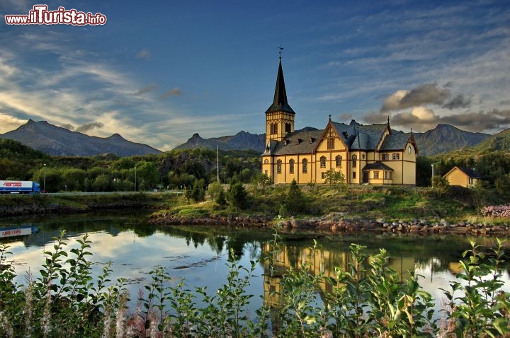 Una chiesa antica a Svolvaer Lofoten - Queste isole non hanno una lunghissima storia da raccontare, e quando ci si incontra di fronte ad un monumento, si tratta si curamente di un edificio al massimo risalte al 19° secolo. Non per questo le isole perdono di interesse per questa ragione!