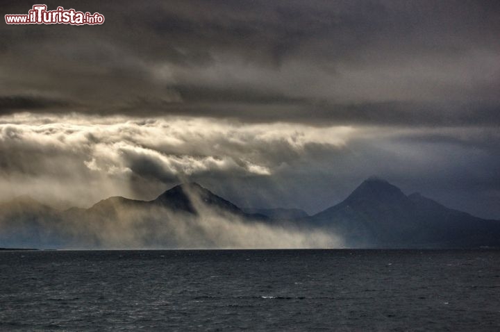 Il tempo variabile perturbato tipico delle Lofoten - Il meteo è la grande incognita di una vacanza in Norvegia, qualche giorno di sole qua può fare davvero la diferenza nella vostra vacanza, ma anche il tempo nuvoloso, addirittura perturbato potrebbe rivelarsi particolarmente interessante da ascoprire oer gli scenari drammatici che si vengono creare lungo le coste frastagliate di queste isole e fiordi.